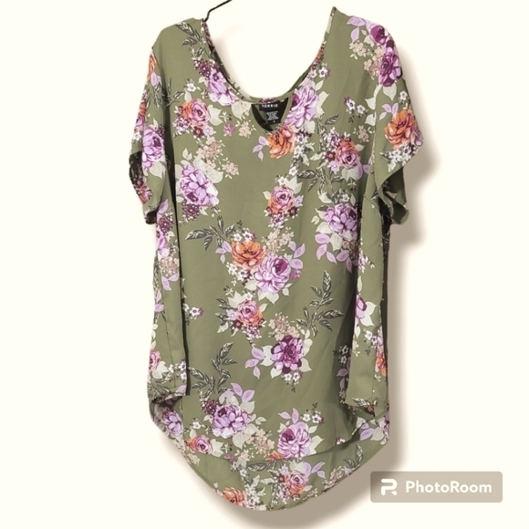 + TORRID Georgette Keyhole olive floral short sleeve blouse - Picture 2 of 6
